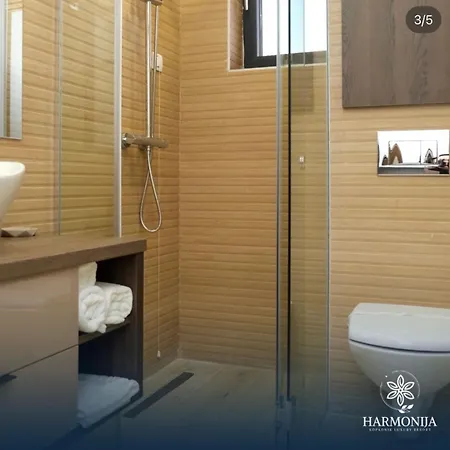 Dzat Apartman, Harmonija